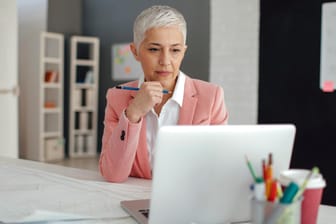 Frau vor Laptop (Symbolbild): Ende Mai fällte der Bundesfinanzhof ein wegweisendes Urteil zur Rentensteuer.