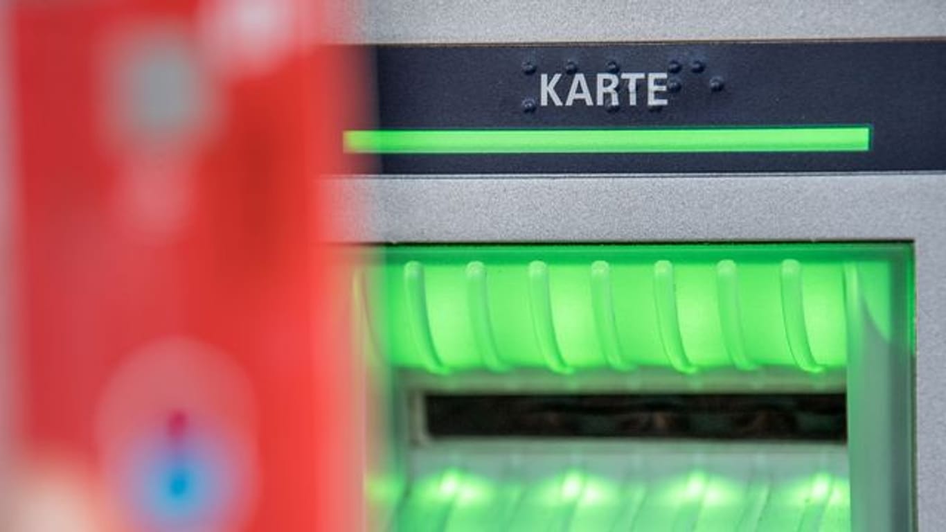 Der Datenklau an Geldautomaten in Deutschland hat im laufenden Jahr auf niedrigem Niveau weiter abgenommen.