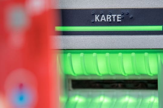 Der Datenklau an Geldautomaten in Deutschland hat im laufenden Jahr auf niedrigem Niveau weiter abgenommen. Der Datenklau an Geldautomaten in Deutschland hat im laufenden Jahr auf niedrigem Niveau weiter abgenommen.