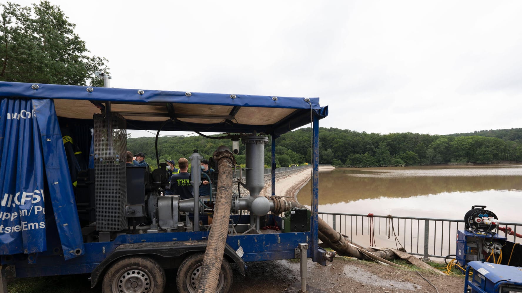 Die Steinbachtalsperre im Kreis Euskirchen am 16. Juli 2021: Die Einsatzkräfte mussten die Wassermassen abpumpen, um einen Dammbruch zu verhindern.