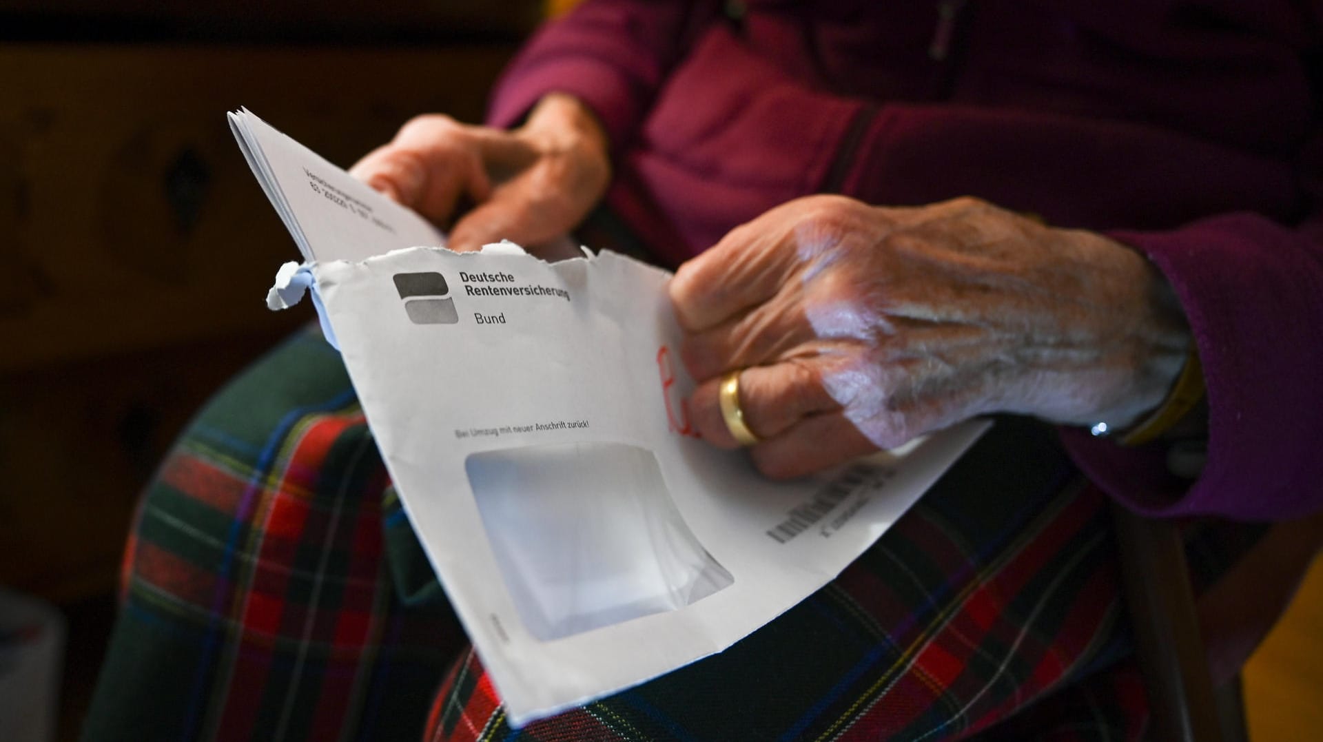 Eine Seniorin hält ihren Rentenbescheid in der Hand (Symbolbild): Das Grundrentengesetz ist seit Januar 2021 in Kraft.