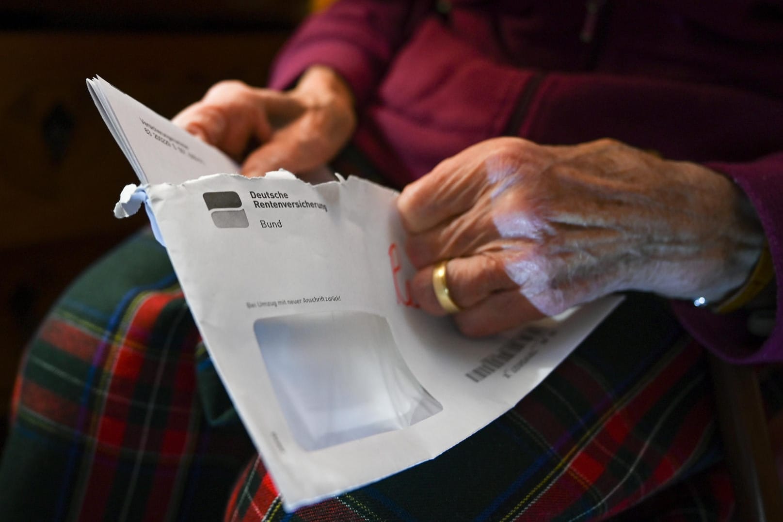 Eine Seniorin hält ihren Rentenbescheid in der Hand (Symbolbild): Das Grundrentengesetz ist seit Januar 2021 in Kraft.