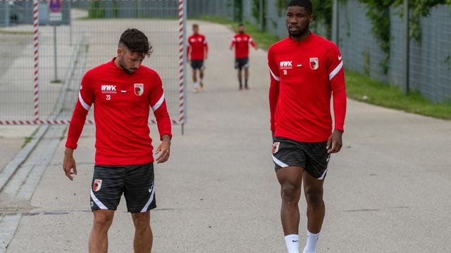 Kevin Danso (r) steht noch bis 2024 beim FC Augsburg unter Vertrag.