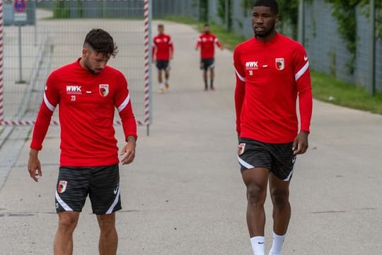 Kevin Danso (r) steht noch bis 2024 beim FC Augsburg unter Vertrag.