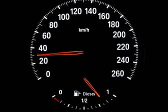 Tempo 30: Selbst wenn eine deutlich höhere Geschwindigkeit ausgeschildert ist, kann langsameres Fahren erlaubt sein – oder sogar vorgeschrieben.
