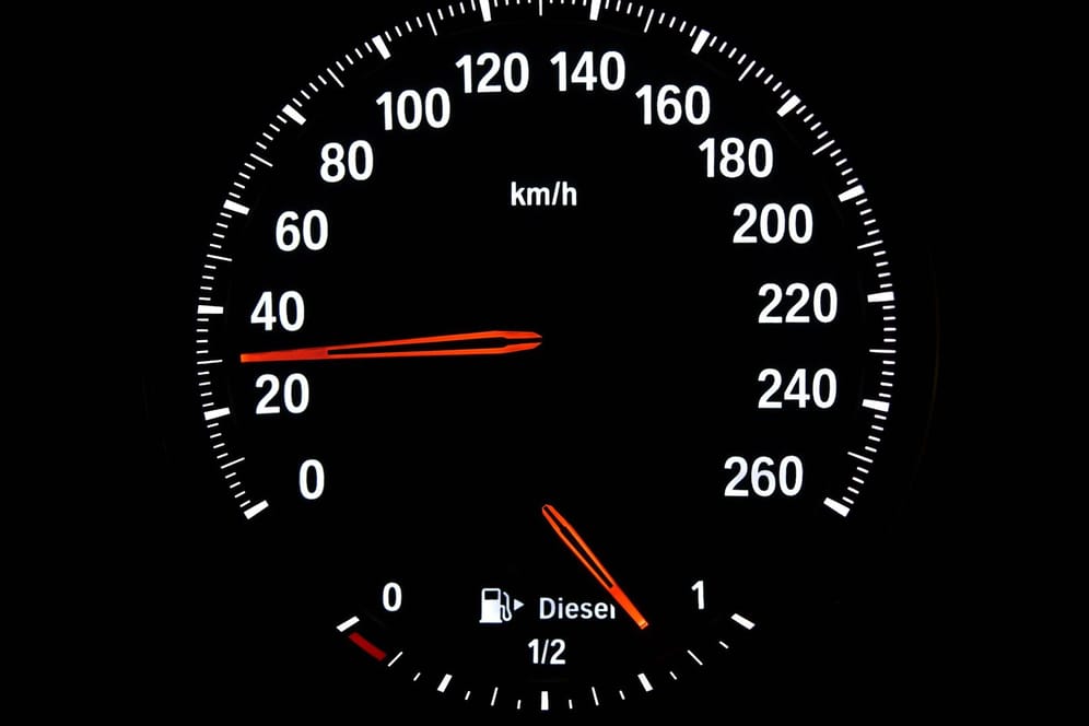 Tempo 30: Selbst wenn eine deutlich höhere Geschwindigkeit ausgeschildert ist, kann langsameres Fahren erlaubt sein – oder sogar vorgeschrieben.
