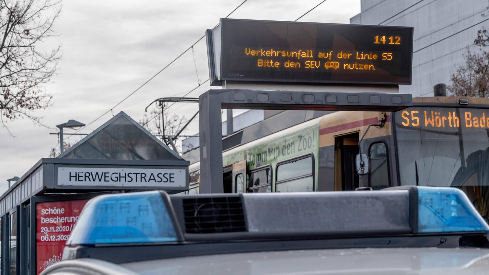 Hinweis auf Ersatzverkehr an einer Haltestelle nach einem Straßenbahnunfall in Karlsruhe (Archivbild): In Karlsruhe ist eine Frau ihren schweren Verletzungen nach einem Unfall erlegen.