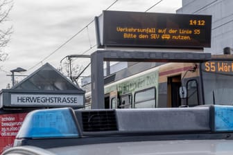 Hinweis auf Ersatzverkehr an einer Haltestelle nach einem Straßenbahnunfall in Karlsruhe (Archivbild): In Karlsruhe ist eine Frau ihren schweren Verletzungen nach einem Unfall erlegen.