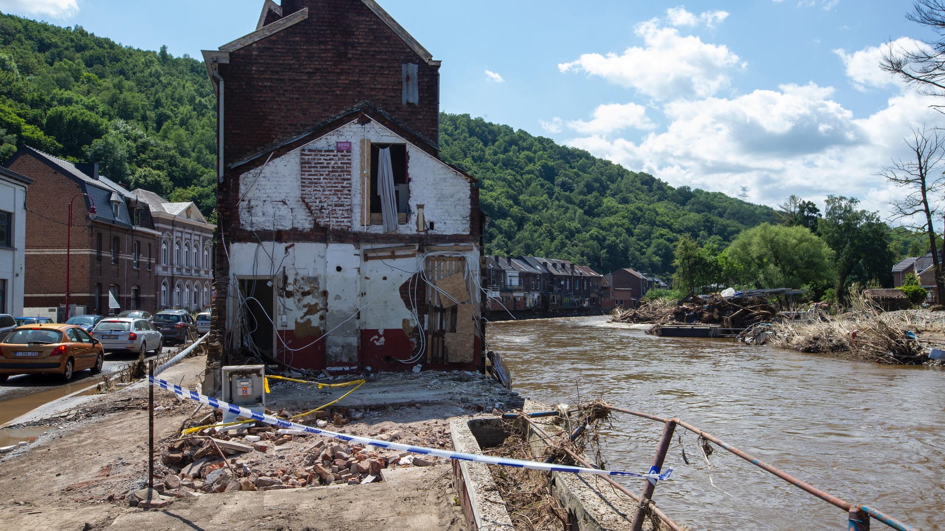 Ein beschädigtes Haus am Fluss la Vesdre: Starke Regenfälle verursachten schwere Überschwemmungen in Belgien.