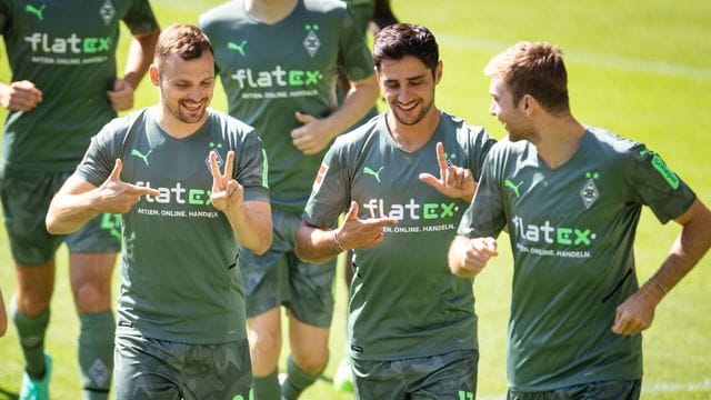Mönchengladbachs Kapitän Lars Stindl (M) geht optimistisch in die neue Saison. Mönchengladbachs Kapitän Lars Stindl (M) geht optimistisch in die neue Saison.