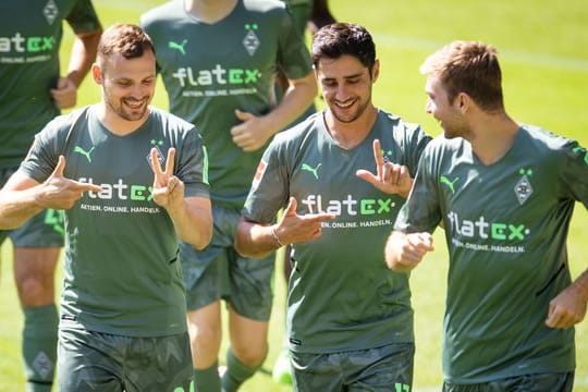 Mönchengladbachs Kapitän Lars Stindl (M) geht optimistisch in die neue Saison.