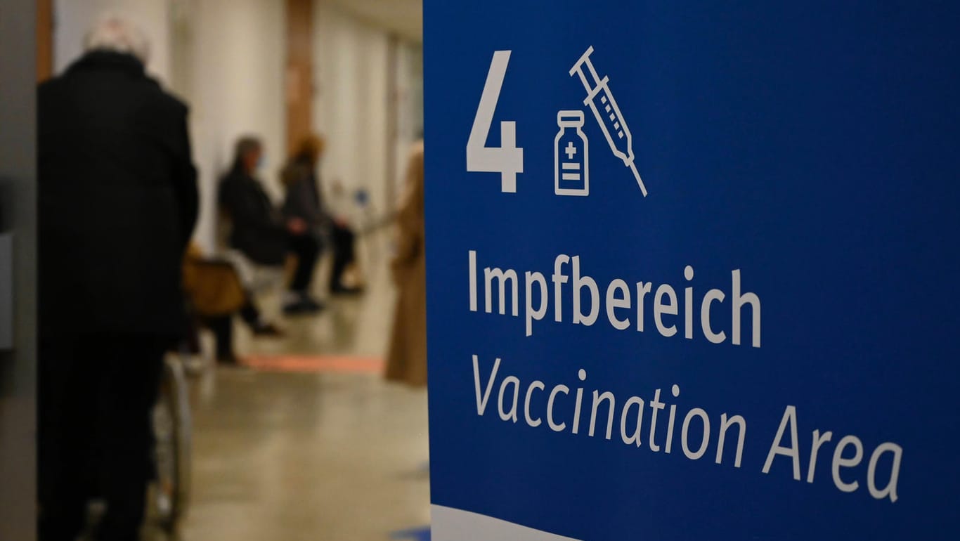 Ein Schild weist auf den Impfbereich im Mainzer Impfzentrum hin: Dort gibt es an drei Tagen Impfungen ohne Termin.