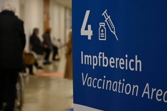 Ein Schild weist auf den Impfbereich im Mainzer Impfzentrum hin: Dort gibt es an drei Tagen Impfungen ohne Termin.