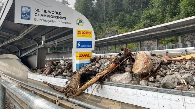 Schutt bedeckt die Bob- und Rodelbahn am Königssee.