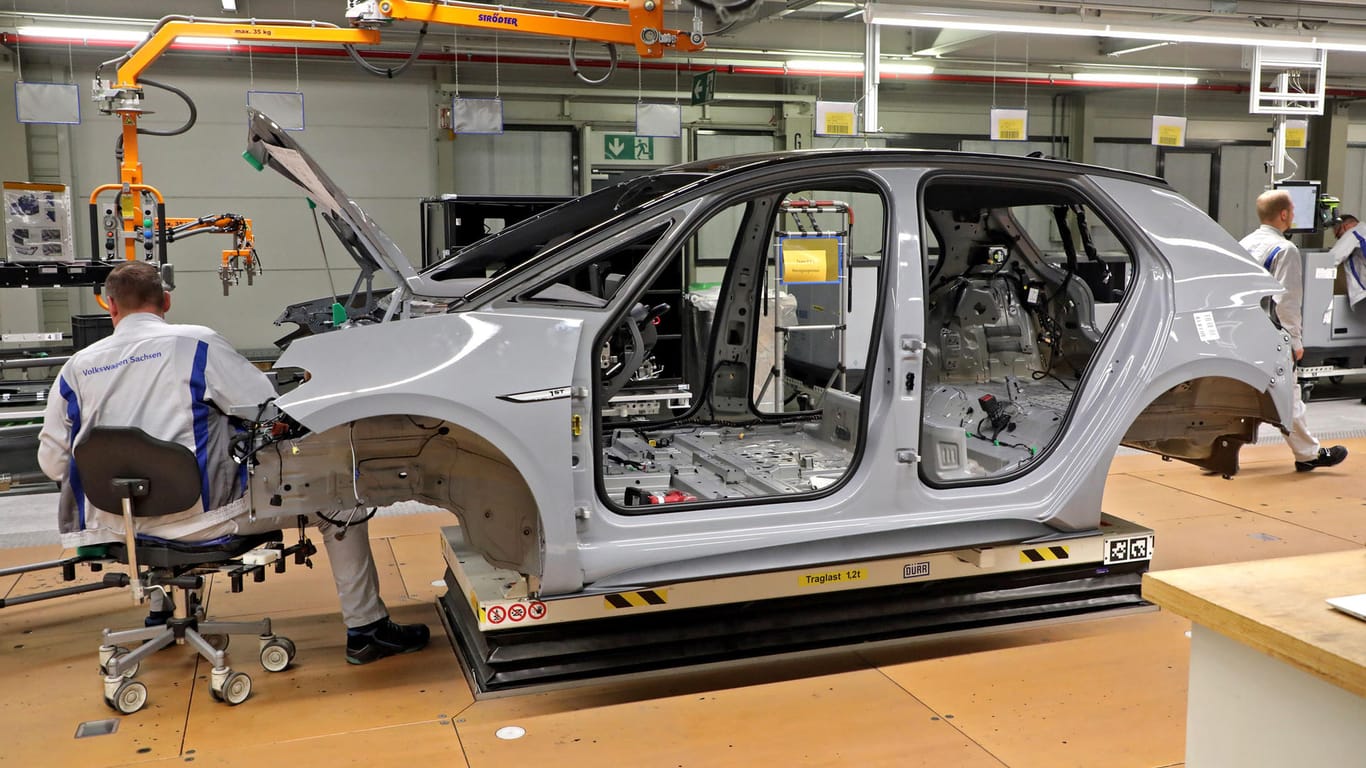 Eine Produktionslinie im VW-Werk Zwickau (Archivbild): Trotz Chipmangel zieht die deutsche Industrie weiter an.