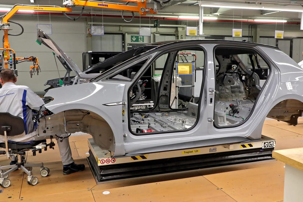 Eine Produktionslinie im VW-Werk Zwickau (Archivbild): Trotz Chipmangel zieht die deutsche Industrie weiter an.