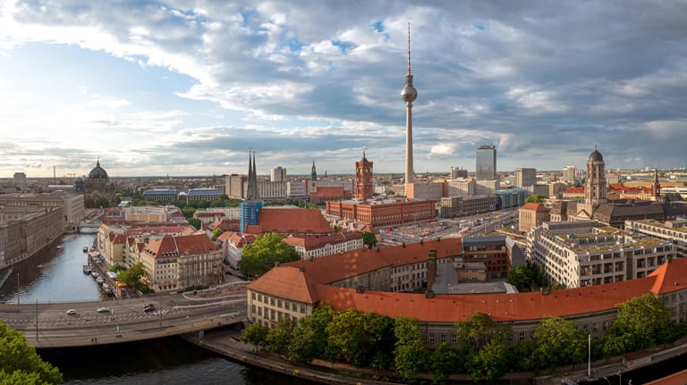 Panoramablick auf Berlin (Symbolbild): Nach der Corona-Pandemie wollen viele Menschen aus den großen Städten wegziehen.
