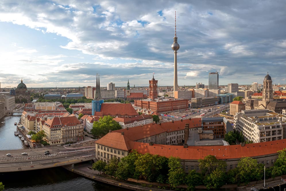 Panoramablick auf Berlin (Symbolbild): Nach der Corona-Pandemie wollen viele Menschen aus den großen Städten wegziehen.