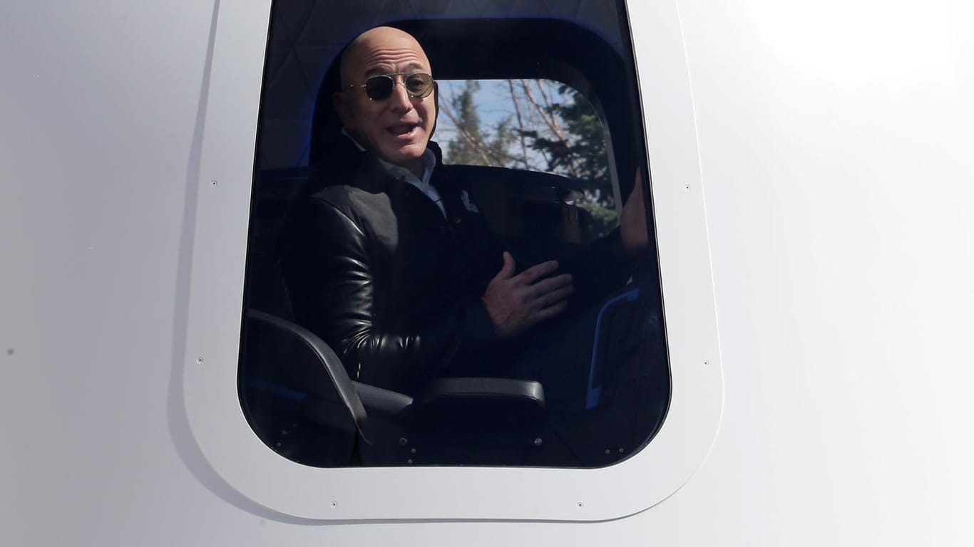 Bezos' Raumfahrtunternehmen "Blue Origin": Am Dienstag will der Milliardär ins All fliegen, und einen neuen Rekord aufstellen.