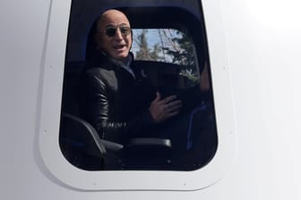 Bezos' Raumfahrtunternehmen "Blue Origin": Am Dienstag will der Milliardär ins All fliegen, und einen neuen Rekord aufstellen.