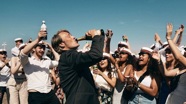 Martin (Mads Mikkelsen) bekämpft seinen Ennui mit Alkohol.