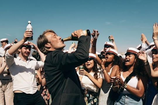 Martin (Mads Mikkelsen) bekämpft seinen Ennui mit Alkohol.