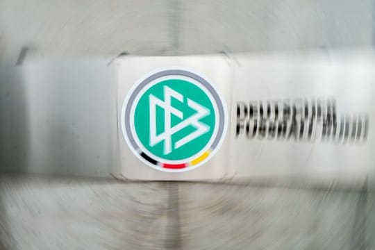 Ein Schild mit dem Logo des Deutschen Fußball-Bundes (DFB)am Eingang zur DFB-Zentrale in Frankfurt/Main.