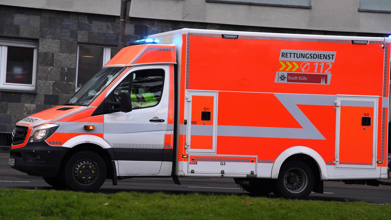 Ein Rettungswagen im Einsatz (Symbolbild): Auch der Busfahrer wurde bei dem Unfall in Köln-Weiden verletzt.