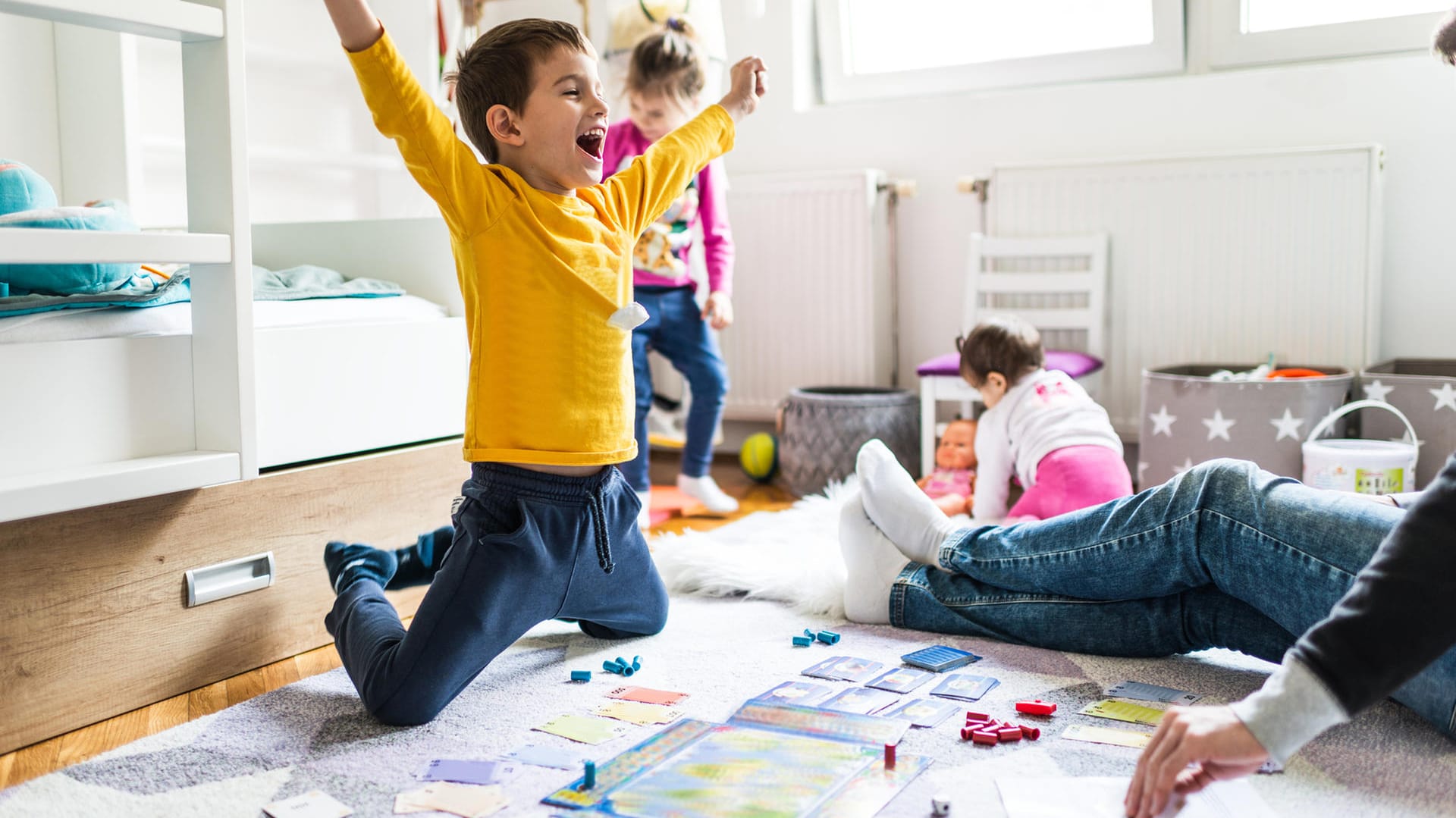 Familie spielt Brettspiel: In Berlin wurde das "Spiel des Jahres 2021" gekürt (Symbolbild).