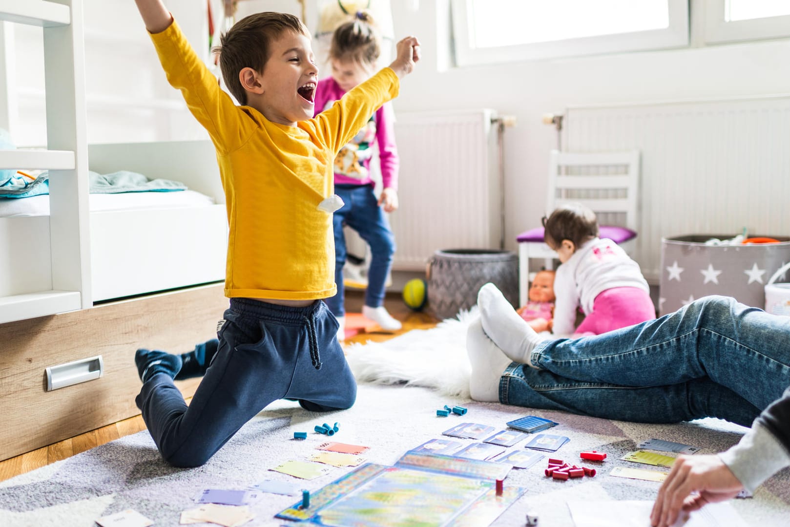 Familie spielt Brettspiel: In Berlin wurde das "Spiel des Jahres 2021" gekürt (Symbolbild).