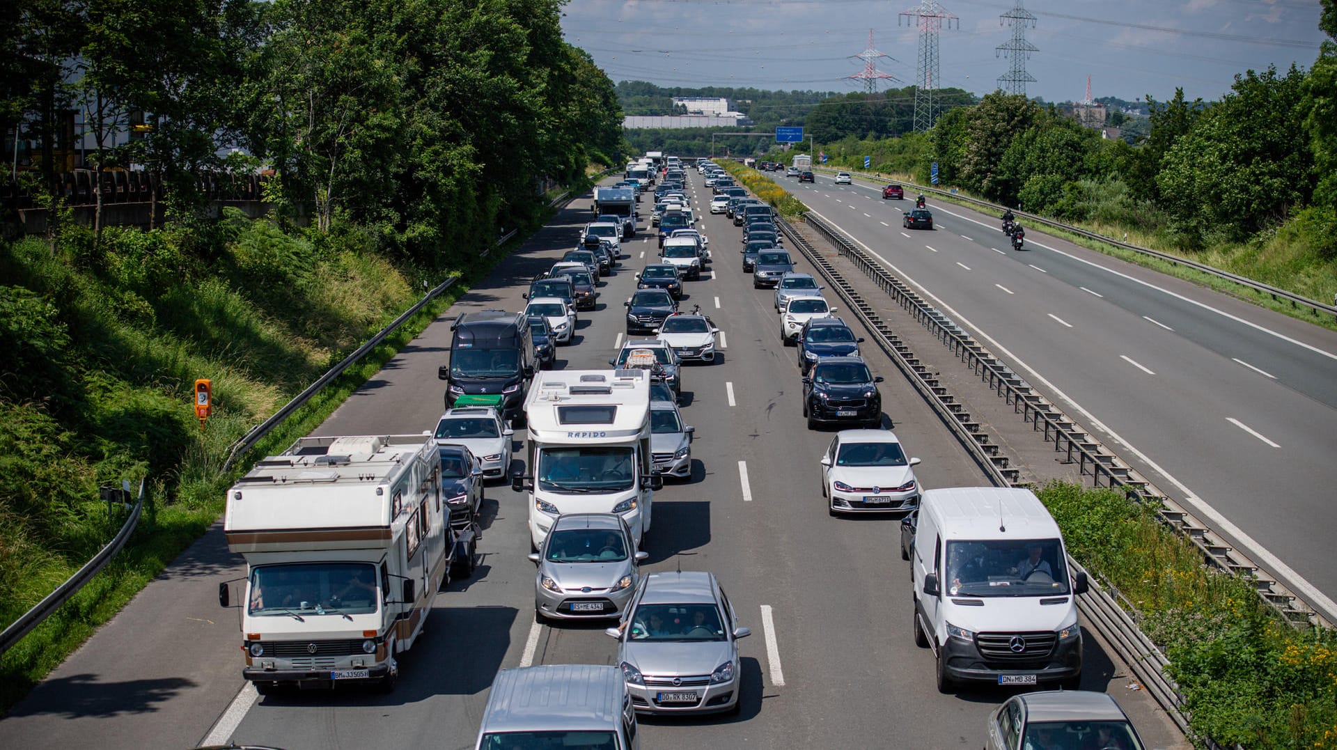 Stau: Wer zu bestimmten Uhrzeit losfährt, hat gute Chancen, dem Stillstand auf der Autobahn zu entkommen.