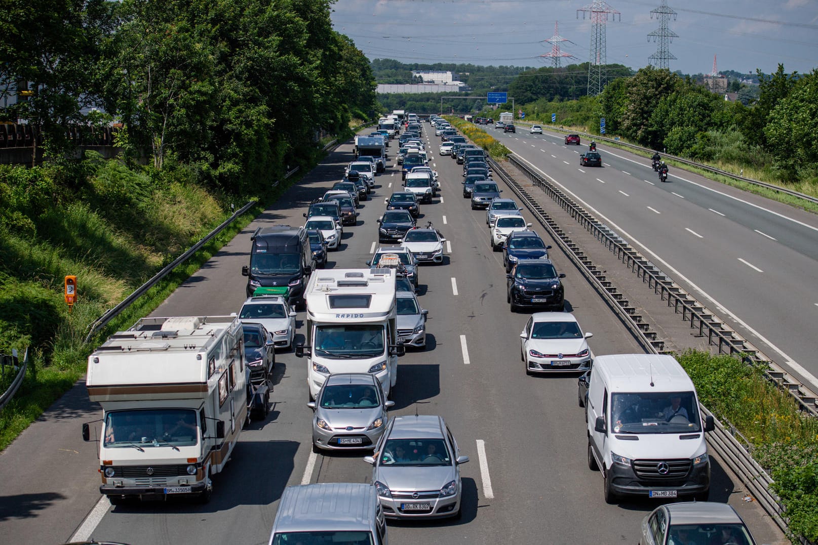 Stau: Wer zu bestimmten Uhrzeit losfährt, hat gute Chancen, dem Stillstand auf der Autobahn zu entkommen.