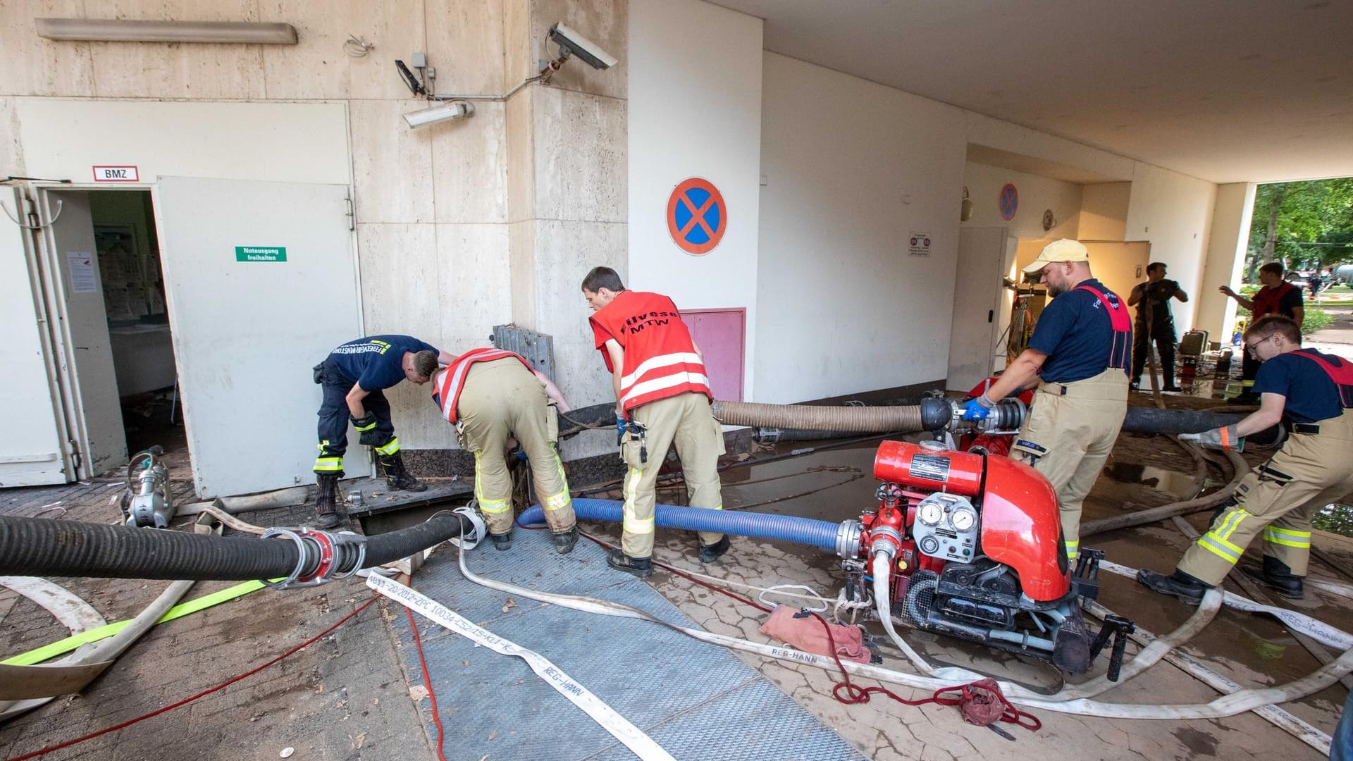 Die Mitarbeiter der Freiwilligen Feuerwehr aus Niedersachsen bei der Arbeit in Euskirchen: 150 Helfer sind ins Nachbarland gekommen, um beim Aufräumen zu helfen.