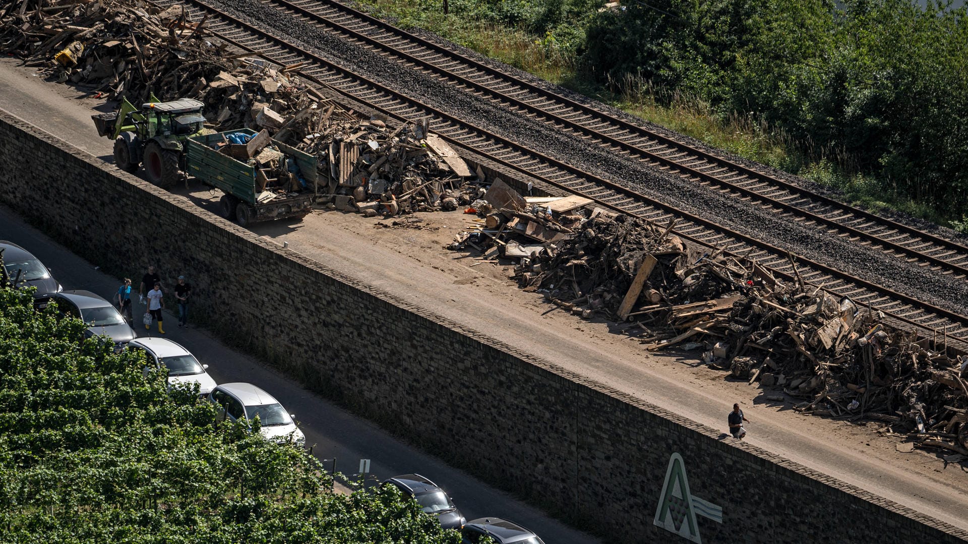 Alles muss weg: Schuttberge im Landkreis Ahrweiler (Rheinland-Pfalz).