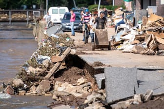 In Bad Münstereifel sind Teile der Straße in die Erft gestürzt: Das Outlet-Center musste wegen der Flutkatastrophe seinen Betrieb einstellen.
