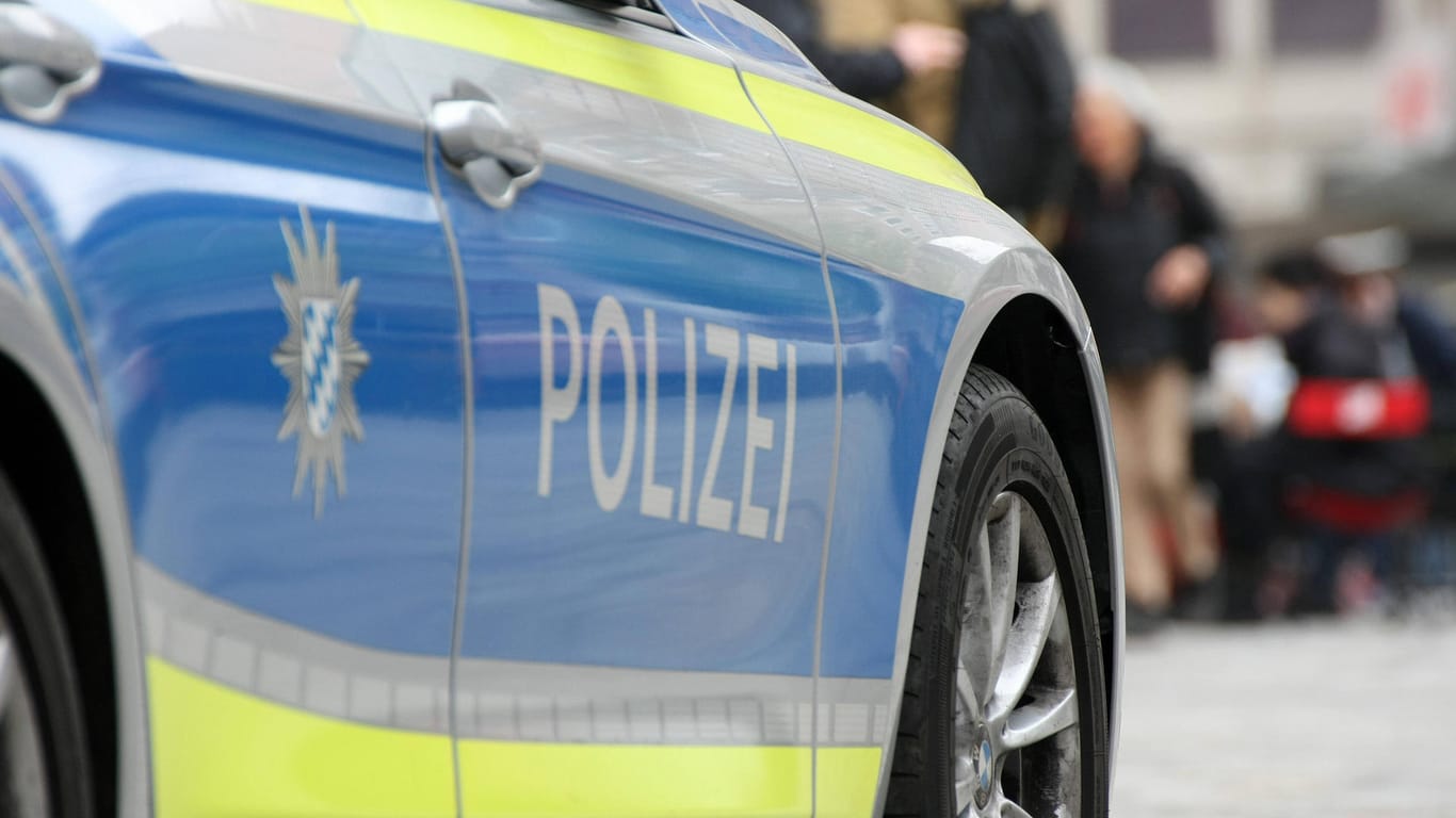 Ein Streifenwagen der bayerischen Polizei (Symbolbild): In Nürnberg wollte ein Mann einen Handwerker berauben.