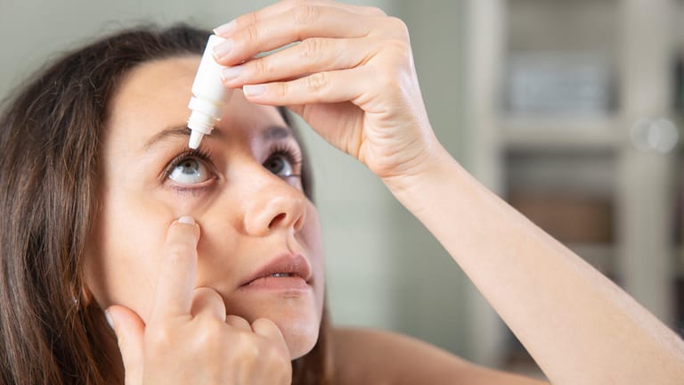 Augentropfen: Bei einer bakteriellen Bindehautentzündung können antibiotikahaltige Tropfen helfen.