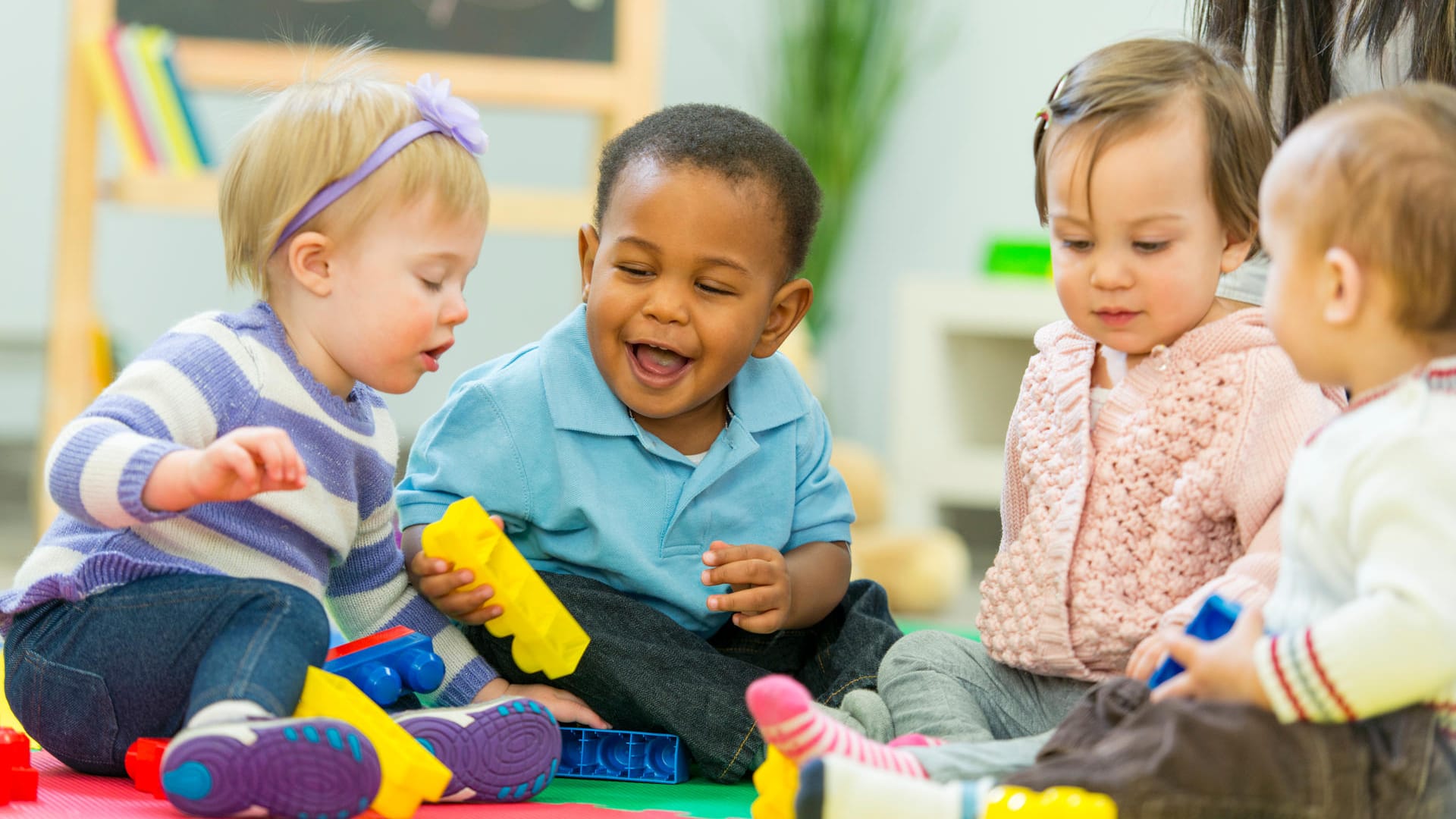 Spielende Kleinkinder: In Kitas und Schulen kommen es leicht zu Ausbrüchen mit durch Viren ausgelösten Bindehautentzündungen.