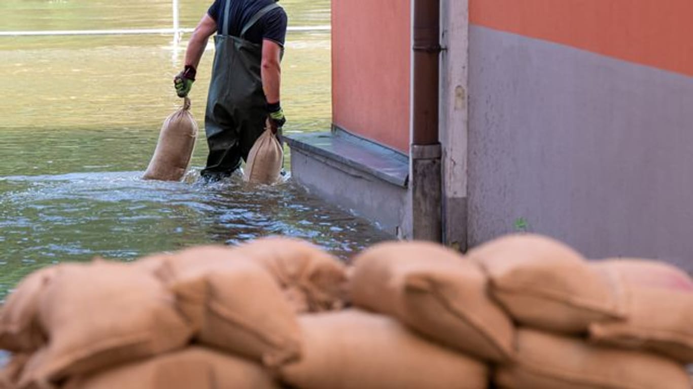 Wer als direkt Betroffener wegen Hochwasserschäden daran gehindert ist, zur Arbeit zu kommen, muss für wenige Tage bezahlt freigestellt werden.