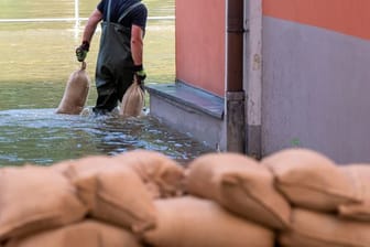 Wer als direkt Betroffener wegen Hochwasserschäden daran gehindert ist, zur Arbeit zu kommen, muss für wenige Tage bezahlt freigestellt werden.