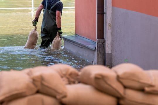 Wer als direkt Betroffener wegen Hochwasserschäden daran gehindert ist, zur Arbeit zu kommen, muss für wenige Tage bezahlt freigestellt werden.