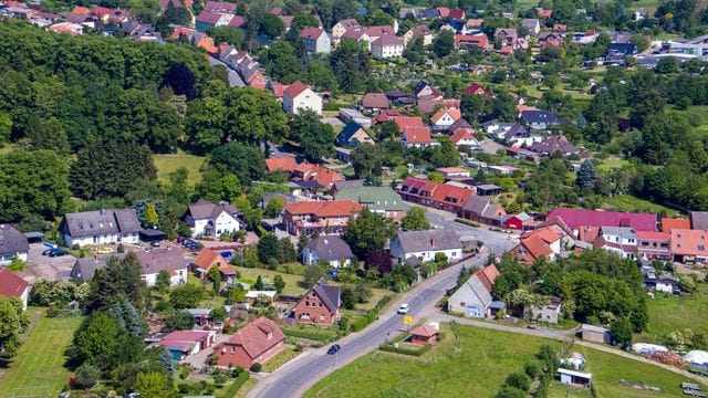 Ab aufs Land oder in die Kleinstadt: Mehr als jeder achte Bewohner einer Stadt mit mehr als einer halben Million Einwohner will diese laut einer Befragung binnen maximal eines Jahres verlassen.