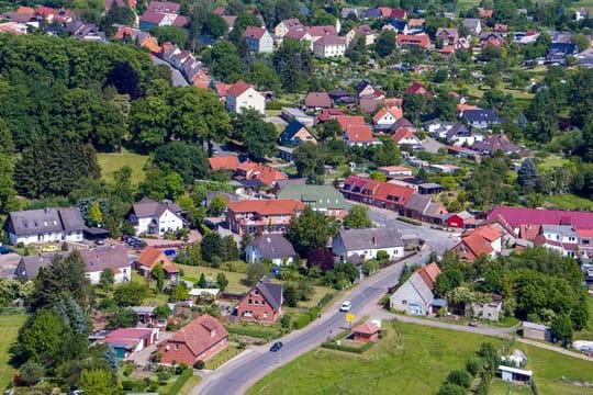 Ab aufs Land oder in die Kleinstadt: Mehr als jeder achte Bewohner einer Stadt mit mehr als einer halben Million Einwohner will diese laut einer Befragung binnen maximal eines Jahres verlassen.