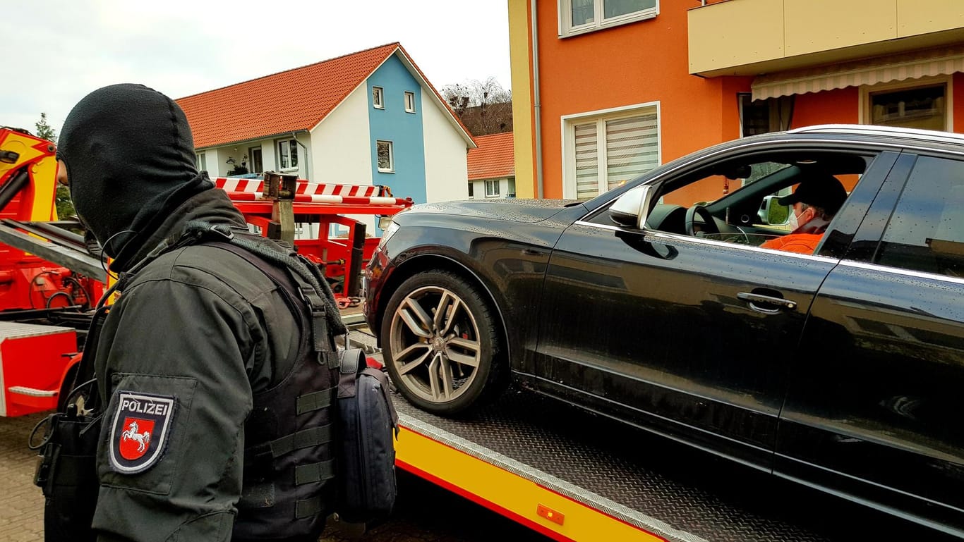 Ein sichergestelltes Fahrzeug wird während einer Razzia gegen Clankriminalität abgeschleppt. Erstmals haben Polizei und Justiz in Niedersachsen ein gemeinsames Lagebild zur Clankriminalität erstellt.