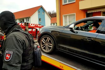 Ein sichergestelltes Fahrzeug wird während einer Razzia gegen Clankriminalität abgeschleppt. Erstmals haben Polizei und Justiz in Niedersachsen ein gemeinsames Lagebild zur Clankriminalität erstellt.