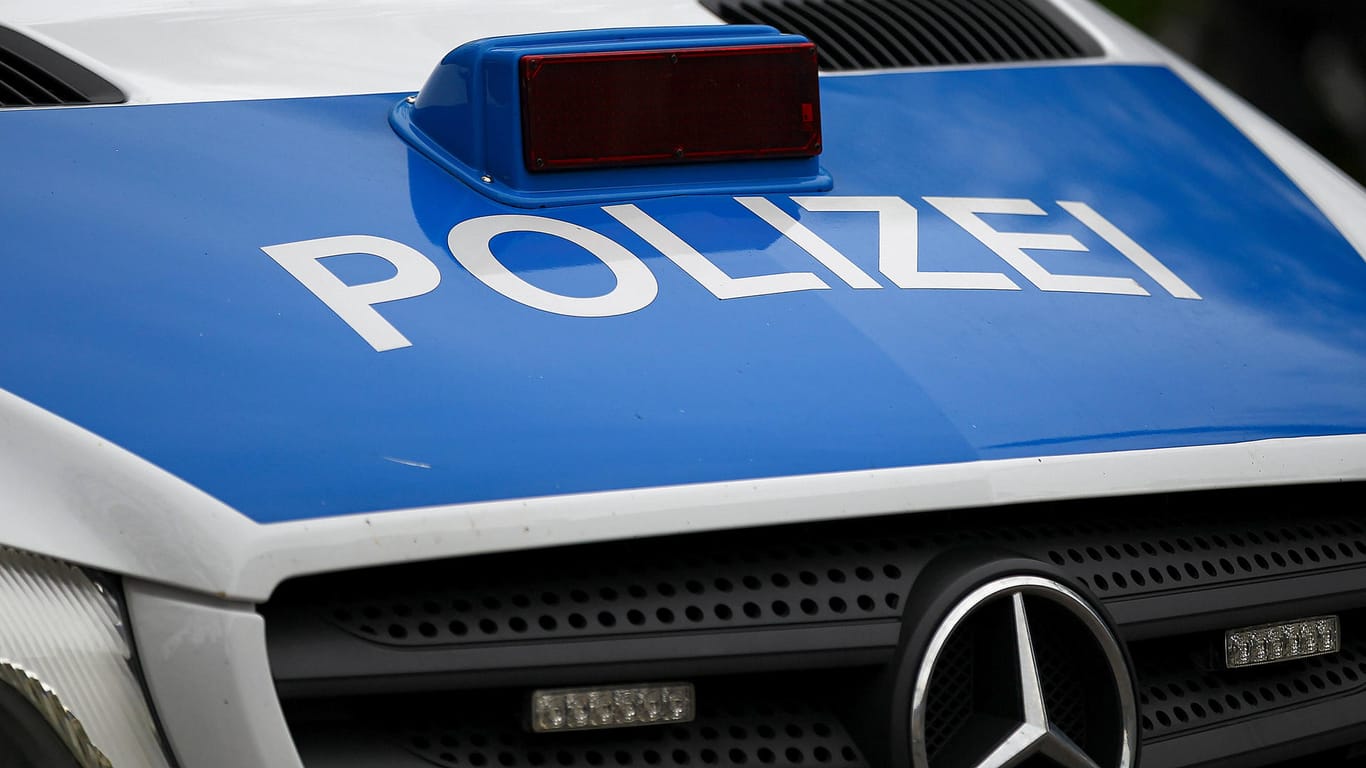 Einsatzfahrzeug der Polizei: In Böblingen haben etwa 60 Menschen die Polizei angegriffen. (Symbolfoto)