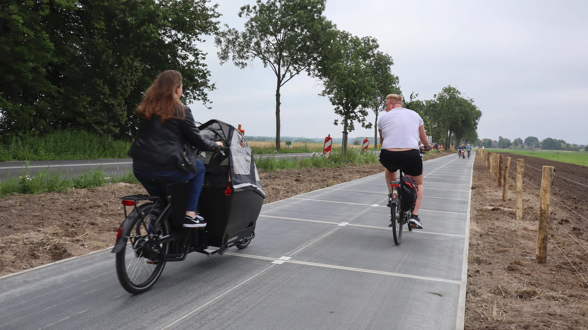 Fahrradfahrer auf dem Solar-Radweg in Maartensdijk: Mit 330 Metern ist er der längste der Welt. Fahrradfahrer auf dem Solar-Radweg in Maartensdijk: Mit 330 Metern ist er der längste der Welt.