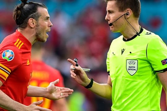 Schiedsrichter Daniel Siebert pfiff unter anderem das EM-Achtelfinale zwischen Wales und Dänemark.