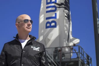 Jeff Bezos bei einem Testflug auf dem Gelände seiner Raumfahrt-Firma Blue Origin im April 2021 (Symbolbild): Der Amazon-Gründer will als zweiter Multimilliardär nach Richard Branson ins All fliegen.