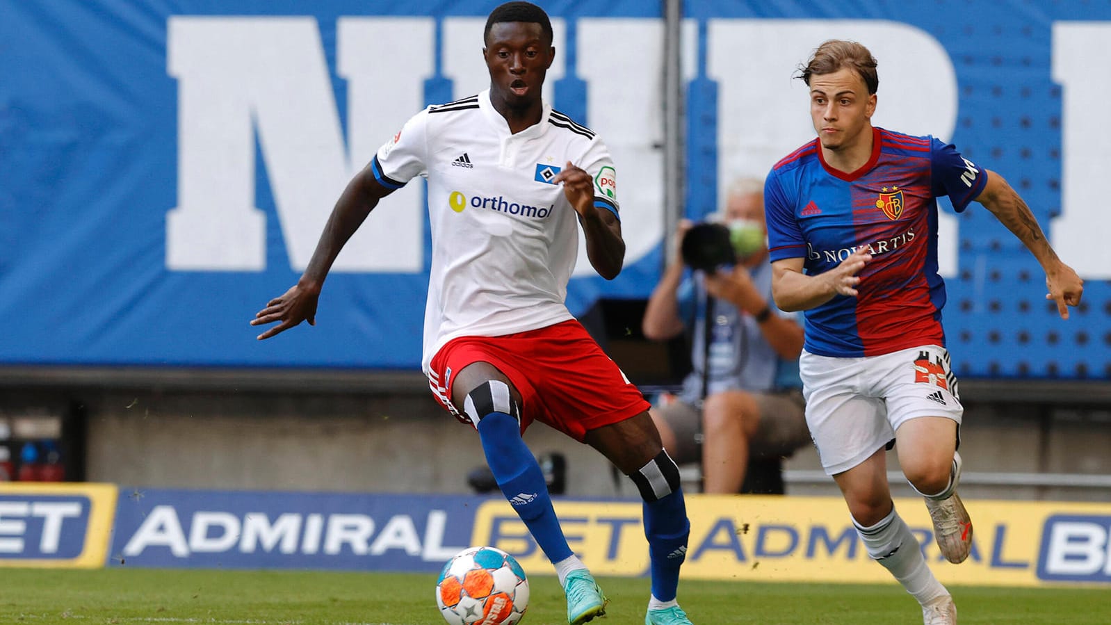 Hamburgs Aaron Opoku (l.) im Test gegen den FC Basel. Beim weißen Heimtrikot stimmte alles.